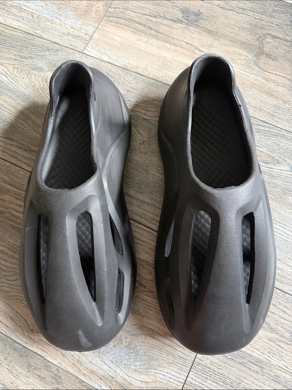 Closed-Toe Slip-On Foam Clog in Dark Charcoal